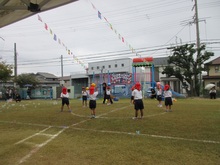 運動会に参加している子どもたちの写真