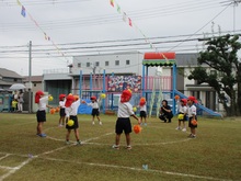 運動会に参加している子どもたちの写真