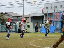 運動会に参加している子どもたちの写真