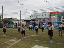 運動会に参加している子どもたちの写真