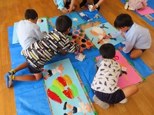 運動会の絵を描いている子どもたちの写真