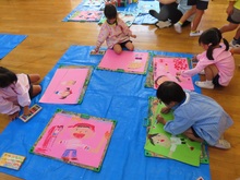 運動会の絵を描いている子どもたちの写真