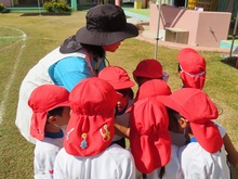 アナウンスしている子どもたちの写真