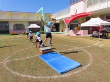 表現遊びをしている子どもたちの写真