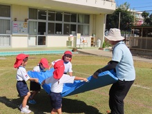 表現遊びをしている子どもたちの写真