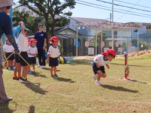 表現遊びをしている子どもたちの写真