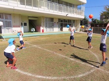 表現遊びをしている子どもたちの写真