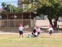 表現遊びをしている子どもたちの写真