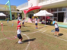 表現遊びをしている子どもたちの写真