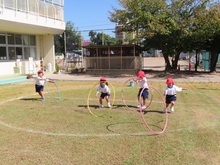 表現遊びをしている子どもたちの写真