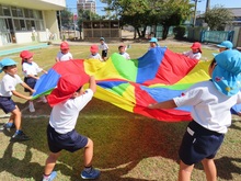 表現遊びをしている子どもたちの写真