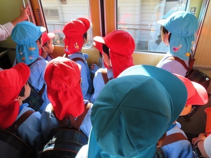 電車に乗っている子どもたちの写真