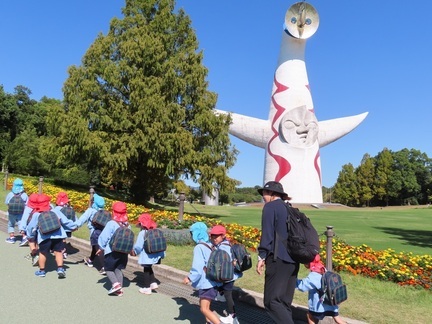 公園で過ごしている子どもたちの写真