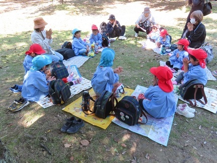 弁当を食べている子どもたちの写真
