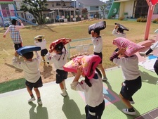 避難訓練をしている子どもたちの写真