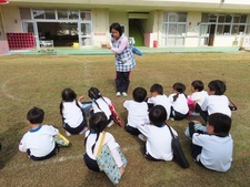 避難訓練をしている子どもたちの写真