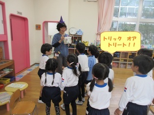 ハロウィンごっこをしている子どもたちの写真