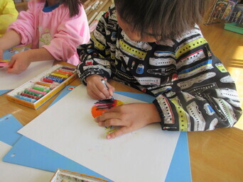 スクラッチアートをしている子どもたちの写真
