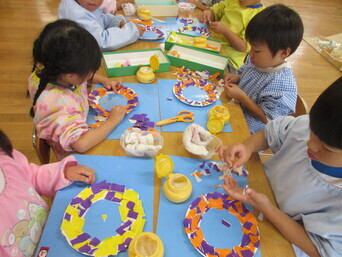 ハロウィンの製作をしている子どもたちの写真