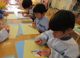 スクラッチアートをしている子どもたちの写真