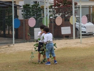 ツルで遊んでいる子どもたちの写真