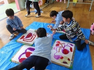 絵を描いている子どもたちの写真