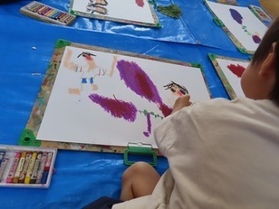 絵を描いている子どもたちの写真