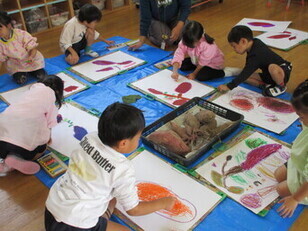 絵を描いている子どもたちの写真