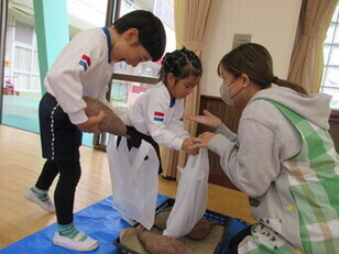 お芋屋さんごっこをしている子どもたちの写真