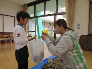 お芋屋さんごっこをしている子どもたちの写真