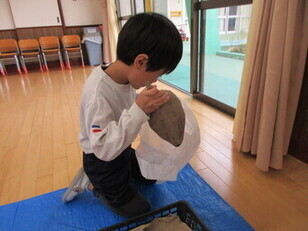 お芋屋さんごっこをしている子どもたちの写真