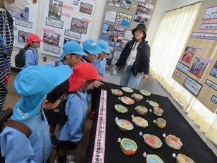 解放文化祭を見学している子どもたちの写真