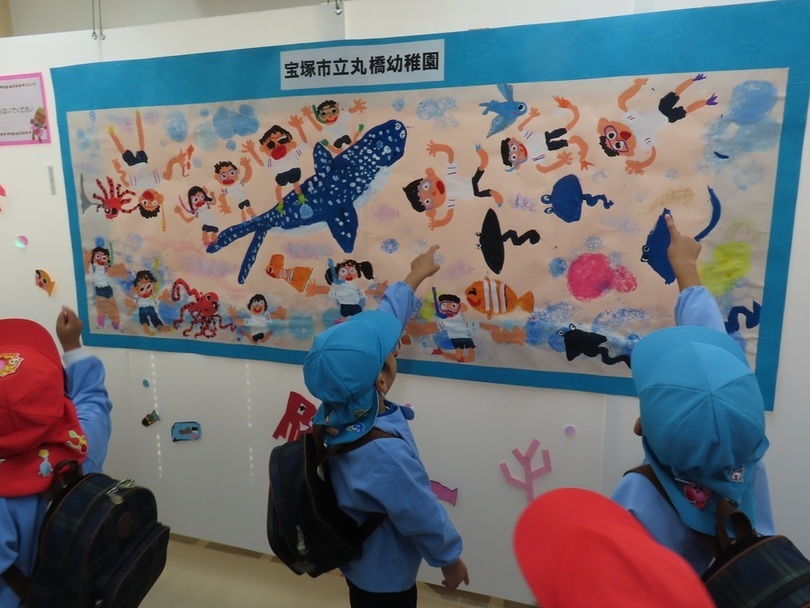 解放文化祭を見学している子どもたちの写真