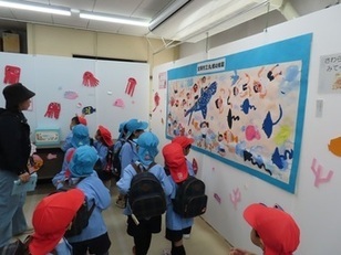 解放文化祭を見学している子どもたちの写真