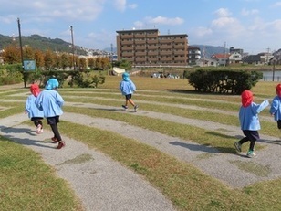 公園で遊んでいる子どもたちの写真