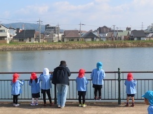 公園で遊んでいる子どもたちの写真
