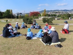 弁当を食べている子どもたちの写真
