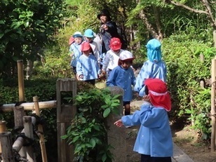 公園を散策している子どもたちの写真