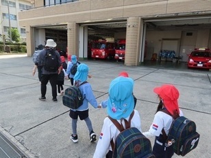 帰りに消防署を通っている子どもたちの写真