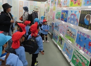 解放文化祭を見学している子どもたちの写真