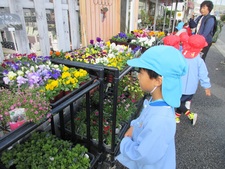 花苗を買っている子どもたちの写真