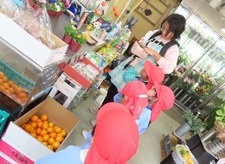 花苗を買っている子どもたちの写真
