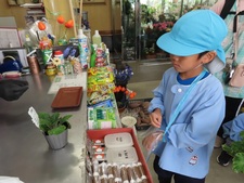花苗を買っている子どもたちの写真