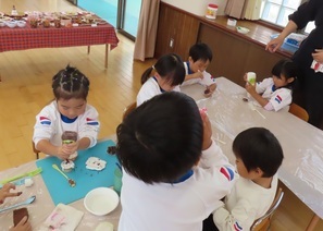 ごちそうを作っている子どもたちの写真