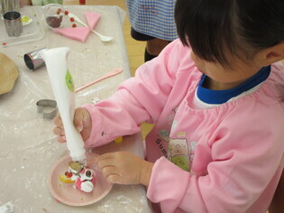 スイーツを作っている子どもの写真