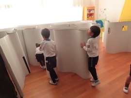 迷路を作っている子どもたちの写真