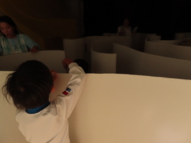 迷路を作っている子どもたちの写真