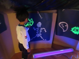 迷路を作っている子どもたちの写真