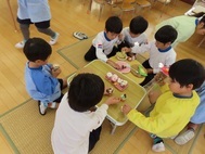 カフェごっこをしている子どもたちの写真