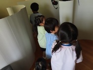 迷路遊びをしている子どもたちの写真